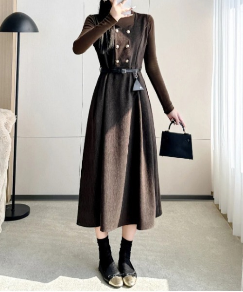&soiree(アンドソワレ)の「ダブルボタンジャンパースカート(ジャンパースカート・レディース・ブラック/ブラウン・SMALL/MEDIUM/LARGE/X-LARGE)」の4枚目の写真