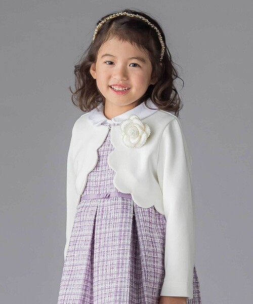 BeBe Petits Pois Vert（ベベプチポワヴェール）の「【店舗限定】パール＋ラインストーンカチューシャ（カチューシャ・キッズ・ホワイト・FREE）」の2枚目の写真