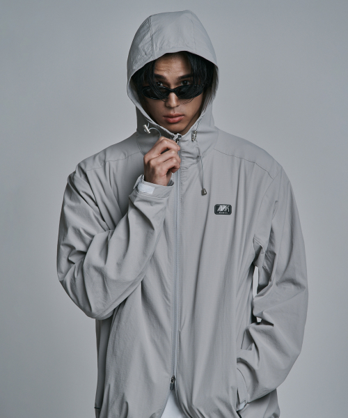 JELEVE(ジェイエルブ)の「エッセンシャルウィンドブレーカー(ナイロンジャケット・メンズ・ブラック/グレー・SMALL/MEDIUM/LARGE)」の4枚目の写真