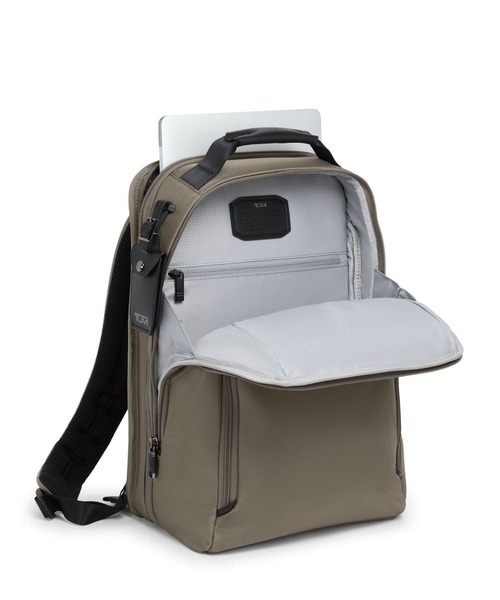 TUMI(トゥミ)の「TUMI ALPHA(アルファ) ミディアム・15インチ・エクスパンダブル・バックパック(A4/PC15インチまで対応)(バックパック/リュック・メンズ・グレー系その他・FREE)」の2枚目の写真