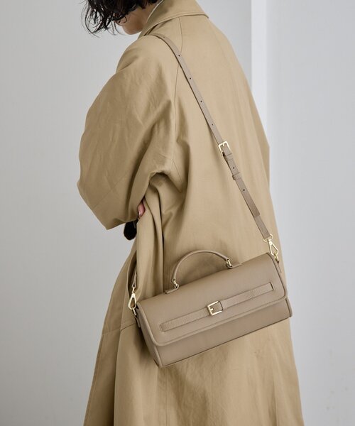 ear PAPILLONNER(イアパピヨネ)の「《本革/軽量440g》ベルトフラップショルダーバッグ(ショルダーバッグ・レディース・ブラック/ベージュ・FREE)」の1枚目の写真