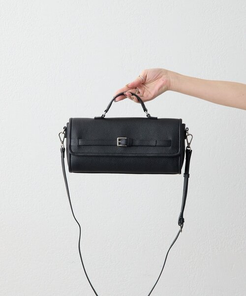 ear PAPILLONNER(イアパピヨネ)の「《本革/軽量440g》ベルトフラップショルダーバッグ(ショルダーバッグ・レディース・ブラック/ベージュ・FREE)」の4枚目の写真