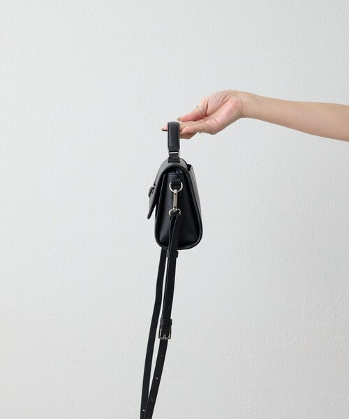 ear PAPILLONNER(イアパピヨネ)の「《本革/軽量440g》ベルトフラップショルダーバッグ(ショルダーバッグ・レディース・ブラック/ベージュ・FREE)」の5枚目の写真