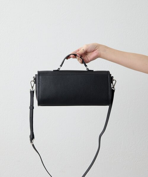 ear PAPILLONNER(イアパピヨネ)の「《本革/軽量440g》ベルトフラップショルダーバッグ(ショルダーバッグ・レディース・ブラック/ベージュ・FREE)」の6枚目の写真