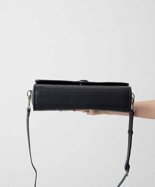 ear PAPILLONNER(イアパピヨネ)の「《本革/軽量440g》ベルトフラップショルダーバッグ(ショルダーバッグ・レディース・ブラック/ベージュ・FREE)」の7枚目の写真