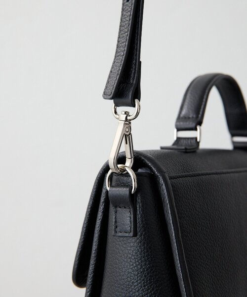 ear PAPILLONNER(イアパピヨネ)の「《本革/軽量440g》ベルトフラップショルダーバッグ(ショルダーバッグ・レディース・ブラック/ベージュ・FREE)」の10枚目の写真