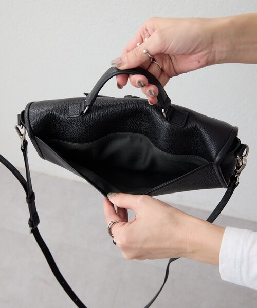 ear PAPILLONNER(イアパピヨネ)の「《本革/軽量440g》ベルトフラップショルダーバッグ(ショルダーバッグ・レディース・ブラック/ベージュ・FREE)」の11枚目の写真