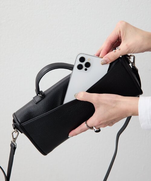 ear PAPILLONNER(イアパピヨネ)の「《本革/軽量440g》ベルトフラップショルダーバッグ(ショルダーバッグ・レディース・ブラック/ベージュ・FREE)」の12枚目の写真