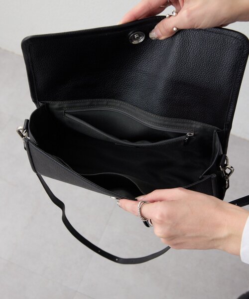 ear PAPILLONNER(イアパピヨネ)の「《本革/軽量440g》ベルトフラップショルダーバッグ(ショルダーバッグ・レディース・ブラック/ベージュ・FREE)」の14枚目の写真