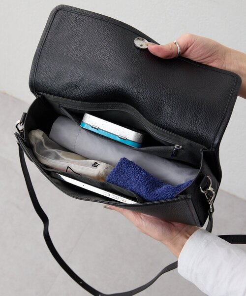 ear PAPILLONNER(イアパピヨネ)の「《本革/軽量440g》ベルトフラップショルダーバッグ(ショルダーバッグ・レディース・ブラック/ベージュ・FREE)」の15枚目の写真