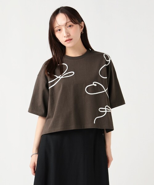 BEAMS HEART(ビームスハート)の「ニュアンス コード 刺繍 Tシャツ(Tシャツ/カットソー・レディース・ブラウン/チャコールグレー/オフホワイト・ONE SIZE)」の1枚目の写真
