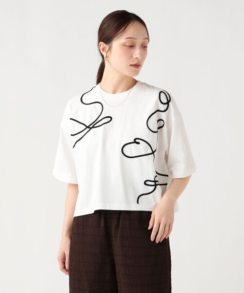 BEAMS HEART(ビームスハート)の「ニュアンス コード 刺繍 Tシャツ(Tシャツ/カットソー・レディース・ブラウン/チャコールグレー/オフホワイト・ONE SIZE)」の2枚目の写真