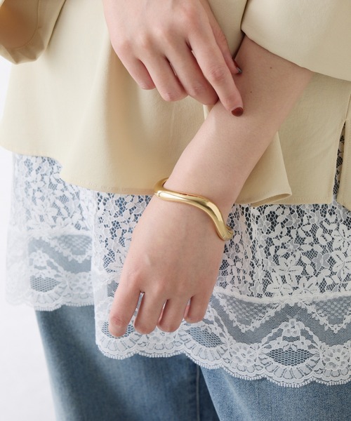 PAPILLONNER（パピヨネ）の「PAPILLONNER/ニュアンスカーブラインブレスレット（バングル/リストバンド・レディース・ゴールド/シルバー・FREE）」の5枚目の写真