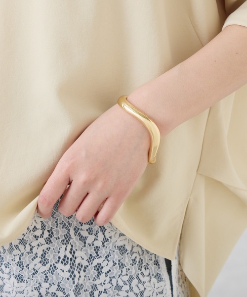PAPILLONNER（パピヨネ）の「PAPILLONNER/ニュアンスカーブラインブレスレット（バングル/リストバンド・レディース・ゴールド/シルバー・FREE）」の6枚目の写真
