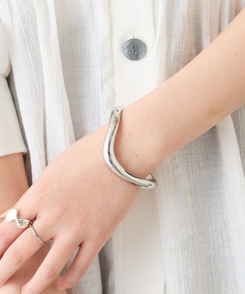 PAPILLONNER（パピヨネ）の「PAPILLONNER/ニュアンスカーブラインブレスレット（バングル/リストバンド・レディース・ゴールド/シルバー・FREE）」の3枚目の写真