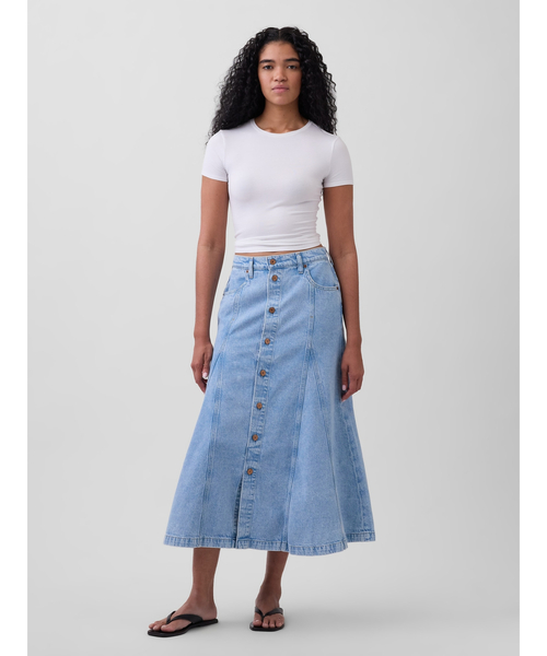 GAP(ギャップ)の「デニム シーム フロントボタン マキシスカート(デニムスカート・レディース・ライトインディゴブルー・25/24/23/26/27/28/29)」の1枚目の写真