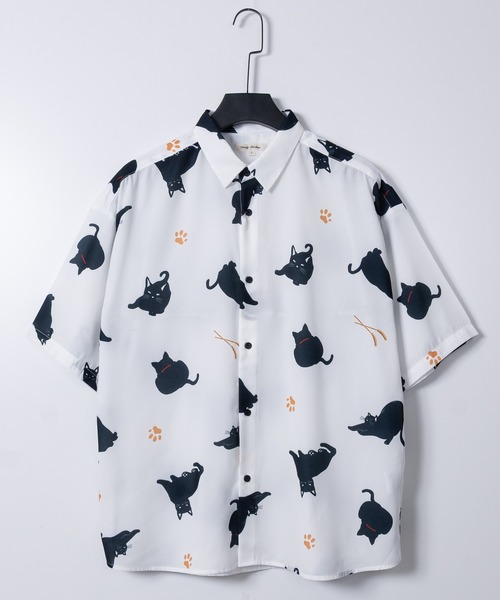 JOHN'S CLOSET(ジョンズクローゼット)の「【a】シルキータッチ アニマル総柄 半袖シャツ 接触冷感 イヌ/ネコ/サメ/ペンギン/シロクマ(シャツ/ブラウス・メンズ・ライトグリーン系5/サックスブルー系4/ブラック系/ブラック系1/ホワイト系6/ホワイト系4/ブルー系1/グレー系2/ブラック系6/ブラック系5/ホワイト系2/ホワイト系1/ホワイト系/ネイビー系1/ブラック系3/ベージュ系3/ブラック系4/ブラック系2/ホワイト系3/ブルー系6/ネイビー系5・LARGE/MEDIUM)」の2枚目の写真