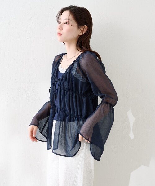 Kastane（カスタネ）の「【S.Lサイズ展開】シャーリングシアーブラウス（シャツ/ブラウス・レディース・ホワイト/ブラウン/ネイビー/アイボリー/ブラック/ブルー・SMALL/MEDIUM/LARGE）」の5枚目の写真