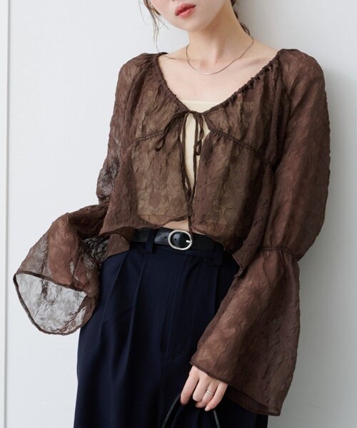 Kastane（カスタネ）の「【S.Lサイズ展開】シャーリングシアーブラウス（シャツ/ブラウス・レディース・ホワイト/ブラウン/ネイビー/アイボリー/ブラック/ブルー・SMALL/MEDIUM/LARGE）」の4枚目の写真
