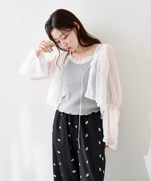 Kastane（カスタネ）の「【S.Lサイズ展開】シャーリングシアーブラウス（シャツ/ブラウス・レディース・ホワイト/ブラウン/ネイビー/アイボリー/ブラック/ブルー・SMALL/MEDIUM/LARGE）」の2枚目の写真