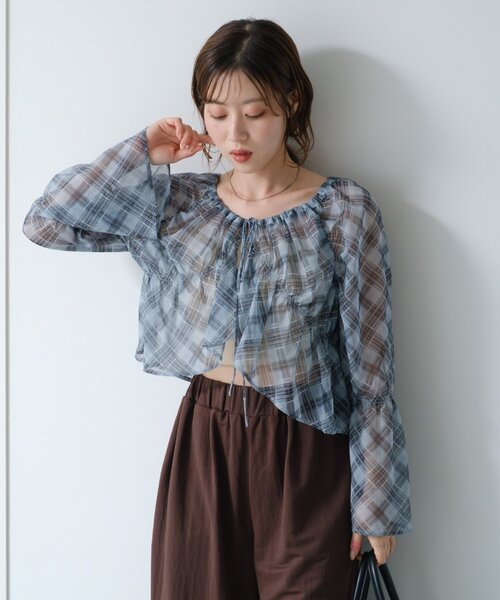 Kastane（カスタネ）の「【S.Lサイズ展開】シャーリングシアーブラウス（シャツ/ブラウス・レディース・ホワイト/ブラウン/ネイビー/アイボリー/ブラック/ブルー・SMALL/MEDIUM/LARGE）」の6枚目の写真