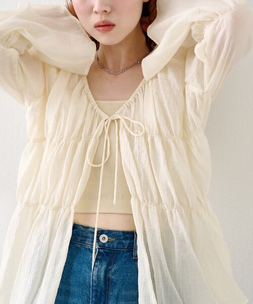 Kastane（カスタネ）の「【S.Lサイズ展開】シャーリングシアーブラウス（シャツ/ブラウス・レディース・ホワイト/ブラウン/ネイビー/アイボリー/ブラック/ブルー・SMALL/MEDIUM/LARGE）」の7枚目の写真