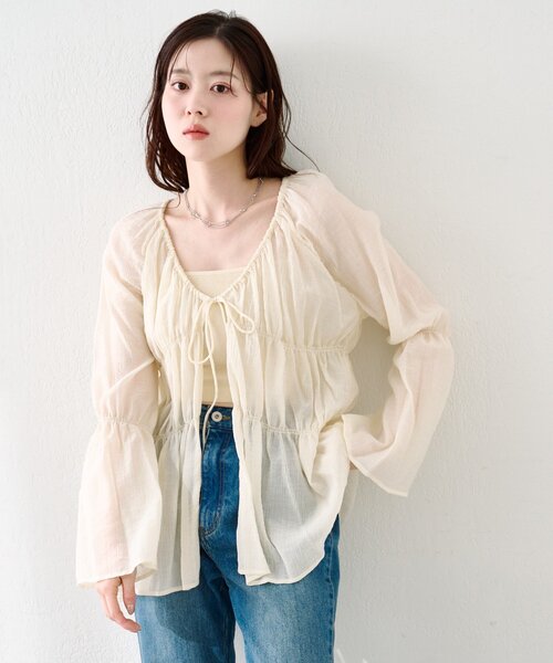 Kastane（カスタネ）の「【S.Lサイズ展開】シャーリングシアーブラウス（シャツ/ブラウス・レディース・ホワイト/ブラウン/ネイビー/アイボリー/ブラック/ブルー・SMALL/MEDIUM/LARGE）」の8枚目の写真