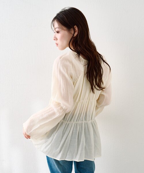 Kastane（カスタネ）の「【S.Lサイズ展開】シャーリングシアーブラウス（シャツ/ブラウス・レディース・ホワイト/ブラウン/ネイビー/アイボリー/ブラック/ブルー・SMALL/MEDIUM/LARGE）」の10枚目の写真