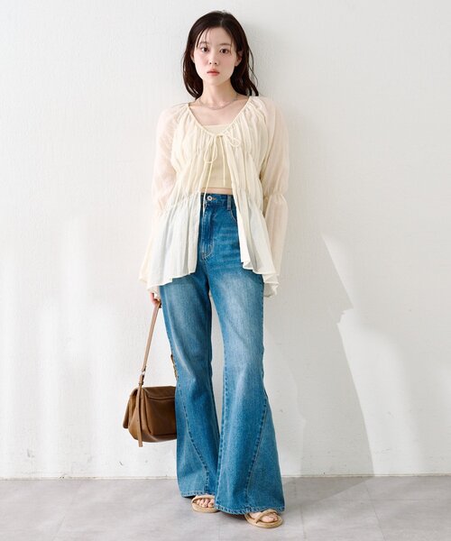 Kastane（カスタネ）の「【S.Lサイズ展開】シャーリングシアーブラウス（シャツ/ブラウス・レディース・ホワイト/ブラウン/ネイビー/アイボリー/ブラック/ブルー・SMALL/MEDIUM/LARGE）」の11枚目の写真