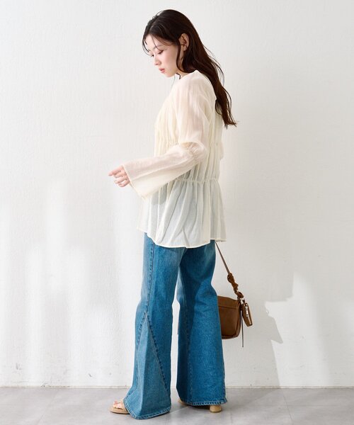 Kastane（カスタネ）の「【S.Lサイズ展開】シャーリングシアーブラウス（シャツ/ブラウス・レディース・ホワイト/ブラウン/ネイビー/アイボリー/ブラック/ブルー・SMALL/MEDIUM/LARGE）」の12枚目の写真