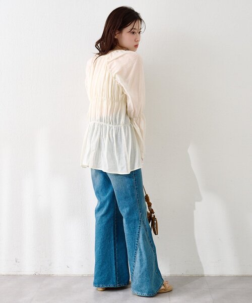 Kastane（カスタネ）の「【S.Lサイズ展開】シャーリングシアーブラウス（シャツ/ブラウス・レディース・ホワイト/ブラウン/ネイビー/アイボリー/ブラック/ブルー・SMALL/MEDIUM/LARGE）」の13枚目の写真