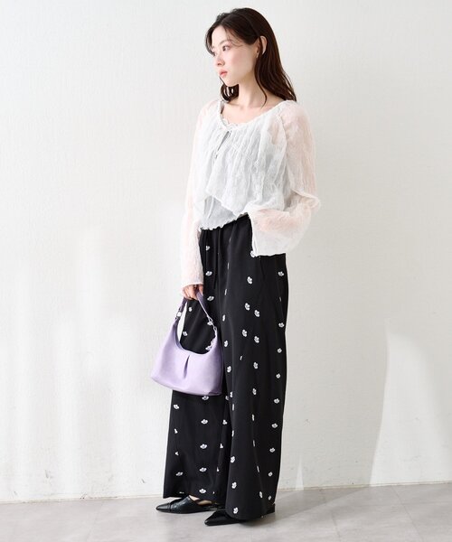 Kastane（カスタネ）の「【S.Lサイズ展開】シャーリングシアーブラウス（シャツ/ブラウス・レディース・ホワイト/ブラウン/ネイビー/アイボリー/ブラック/ブルー・SMALL/MEDIUM/LARGE）」の11枚目の写真