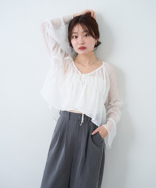 Kastane（カスタネ）の「【S.Lサイズ展開】シャーリングシアーブラウス（シャツ/ブラウス・レディース・ホワイト/ブラウン/ネイビー/アイボリー/ブラック/ブルー・SMALL/MEDIUM/LARGE）」の15枚目の写真