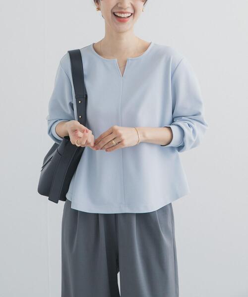 URBAN RESEARCH DOORS(アーバンリサーチドアーズ)の「『UR TECH』スリットネックプルオーバー|春服/キレイめ/オフィスカジュアル/通勤(シャツ/ブラウス・レディース・ネイビー/アイボリー/ライトブルー・FREE)」の1枚目の写真