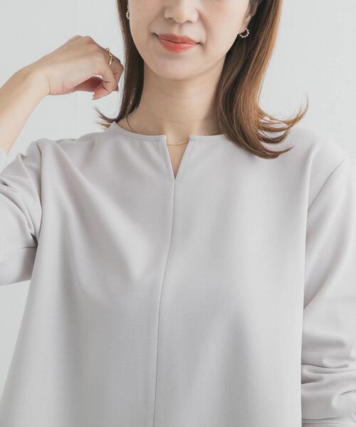 URBAN RESEARCH DOORS(アーバンリサーチドアーズ)の「『UR TECH』スリットネックプルオーバー|春服/キレイめ/オフィスカジュアル/通勤(シャツ/ブラウス・レディース・ネイビー/アイボリー/ライトブルー・FREE)」の10枚目の写真