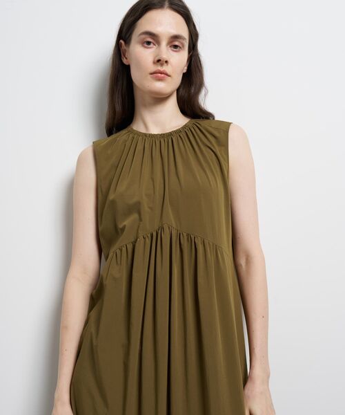 LANVIN en Bleu(ランバンオンブルー)の「エアリータフタギャザーワンピース(ワンピース・レディース・ライトカーキ/ブラック・38/36)」の6枚目の写真