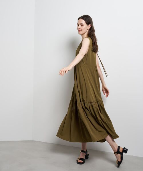 LANVIN en Bleu(ランバンオンブルー)の「エアリータフタギャザーワンピース(ワンピース・レディース・ライトカーキ/ブラック・38/36)」の9枚目の写真