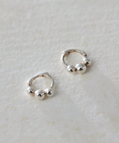 ear PAPILLONNER（イアパピヨネ）の「《スターリングシルバー使用/キャッチレス》ミニミニスリーフープピアス（ピアス（両耳用）・レディース・シルバー系その他4/ゴールド系その他6・FREE）」の2枚目の写真