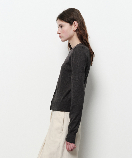 DIAGONAL(ダイアゴナル)の「UNBALANCE BUTTON CARDIGAN (charcoal)(カーディガン/ボレロ・レディース・その他・FREE)」の2枚目の写真