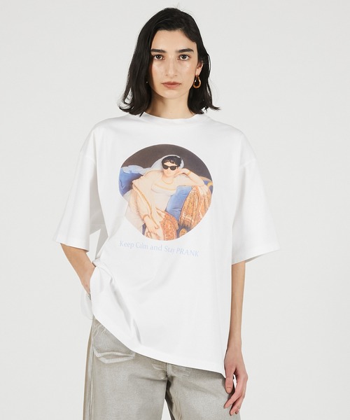 PRANK PROJECT(プランクプロジェクト)の「Keep Calm and Stay プリントTシャツ / Art Graphic Oversized T-shirt(Tシャツ/カットソー・レディース・ホワイト/ブラック・FREE)」の2枚目の写真