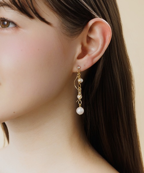 LA MUe(ラミュー)の「【LA MUE】パール×メタル アシンメトリー ロングピアス(ピアス(両耳用)・レディース・シルバー/ゴールド・FREE)」の1枚目の写真