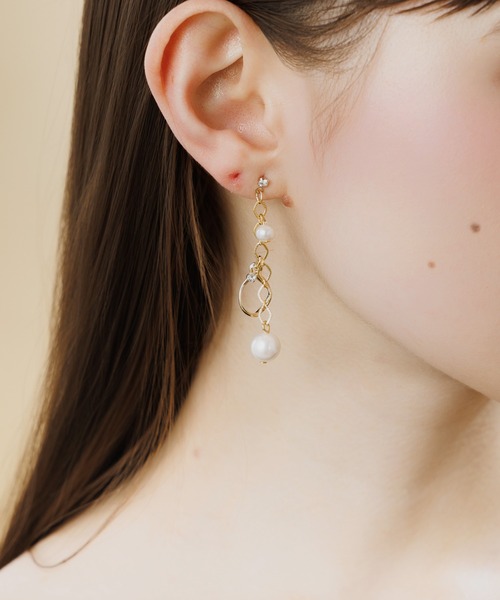 LA MUe(ラミュー)の「【LA MUE】パール×メタル アシンメトリー ロングピアス(ピアス(両耳用)・レディース・シルバー/ゴールド・FREE)」の3枚目の写真