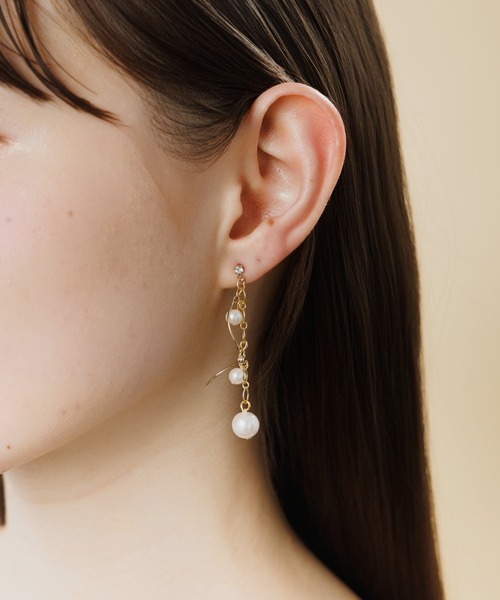 LA MUe(ラミュー)の「【LA MUE】パール×メタル アシンメトリー ロングピアス(ピアス(両耳用)・レディース・シルバー/ゴールド・FREE)」の4枚目の写真