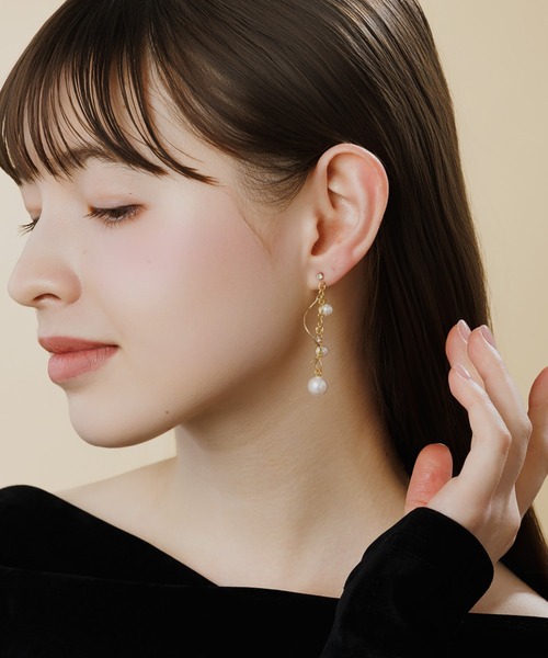 LA MUe(ラミュー)の「【LA MUE】パール×メタル アシンメトリー ロングピアス(ピアス(両耳用)・レディース・シルバー/ゴールド・FREE)」の6枚目の写真