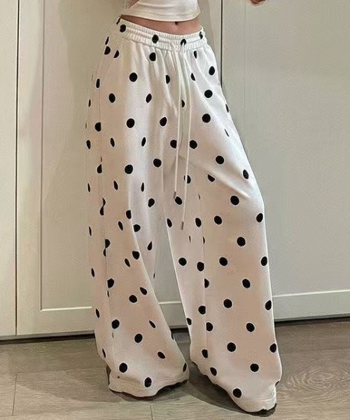 Achic(アシック)の「ドット柄ウエストゴムワイドパンツ(スウェットパンツ・レディース・ホワイト・M/L)」の1枚目の写真