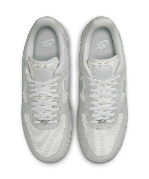 NIKE(ナイキ)の「ナイキ エア フォース 1 '07 LV8 メンズシューズ / Nike Air Force 1 '07 LV8 Men's Shoes II9807-100 Off White(スニーカー・メンズ・オフホワイト・27/26.5/26/25.5/30/29.5/29/28.5/25/24.5/24/28/27.5)」の4枚目の写真