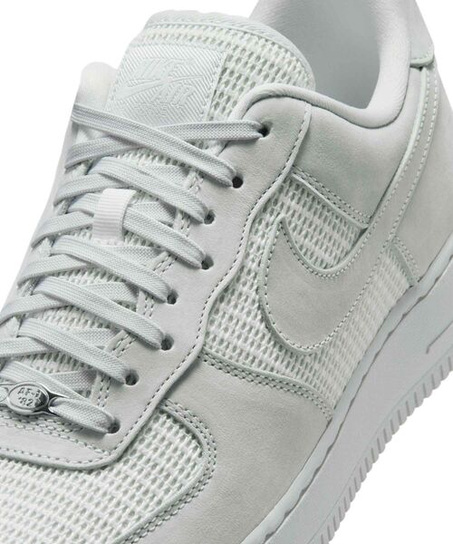 NIKE(ナイキ)の「ナイキ エア フォース 1 '07 LV8 メンズシューズ / Nike Air Force 1 '07 LV8 Men's Shoes II9807-100 Off White(スニーカー・メンズ・オフホワイト・27/26.5/26/25.5/30/29.5/29/28.5/25/24.5/24/28/27.5)」の7枚目の写真
