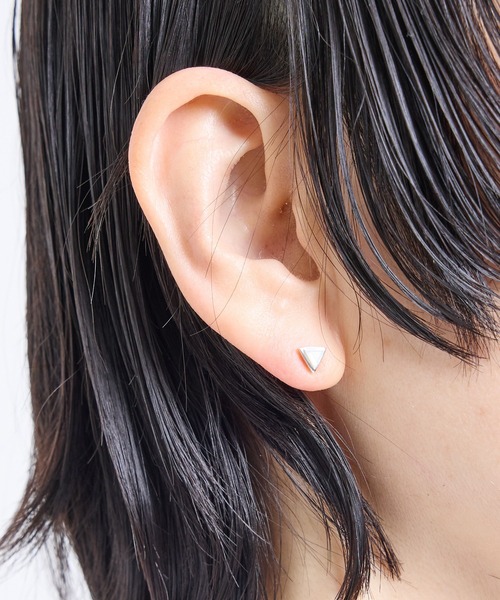 COMMON WARE(コモンウェアー)の「COMMONWARE:SV925・ターコイズ製ピアス トライアングル(ピアス(両耳用)・レディース・ターコイズブルー/ホワイト・FREE)」の3枚目の写真