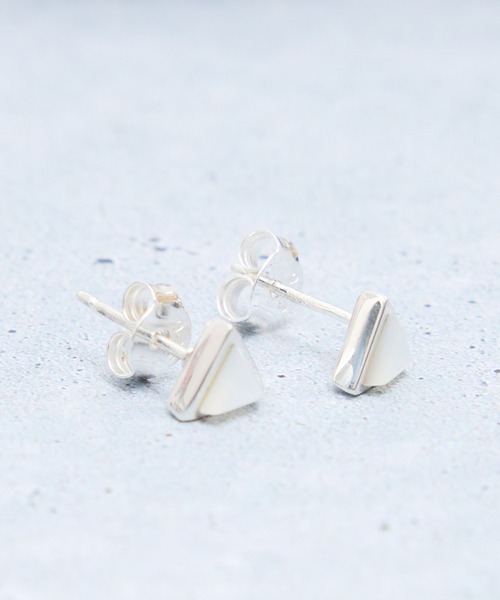 COMMON WARE(コモンウェアー)の「COMMONWARE:SV925・ターコイズ製ピアス トライアングル(ピアス(両耳用)・レディース・ターコイズブルー/ホワイト・FREE)」の4枚目の写真