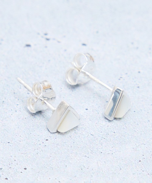 COMMON WARE(コモンウェアー)の「COMMONWARE:SV925・ターコイズ製ピアス トライアングル(ピアス(両耳用)・レディース・ターコイズブルー/ホワイト・FREE)」の5枚目の写真